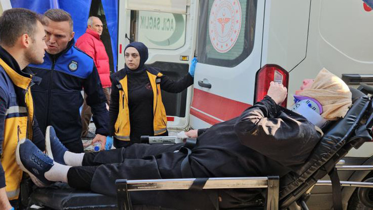 Pazar alışverişi sırasında d&uuml;şerek yaralanan kadın hastaneye kaldırıldı! Oğlundan belediyeye sert eleştiri: Yıllardır kimse m&uuml;dahale etmiyor