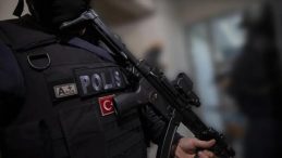 Polisi g&ouml;r&uuml;nce uyuşturucu dolu poşeti balkondan aşağıya attılar: 6 kişi tutuklandı