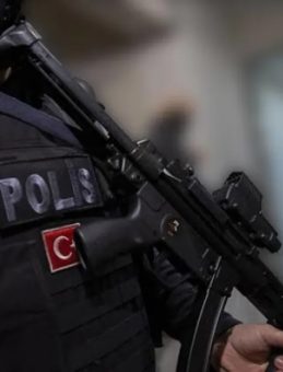 Polisi görünce uyuşturucu dolu poşeti balkondan aşağıya attılar: 6 kişi tutuklandı