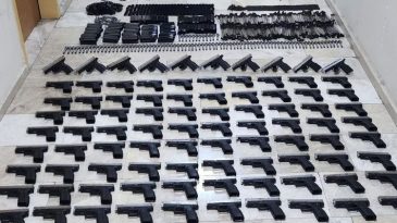 Polisin Durdurduğu Otomobilden Silah Deposu &Ccedil;ıktı