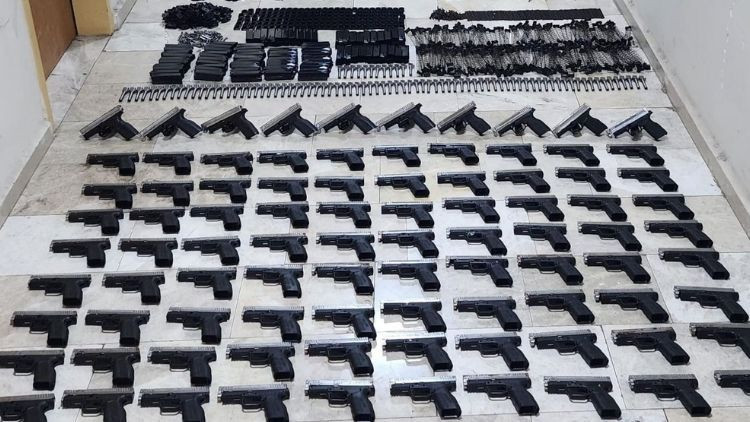 Polisin Durdurduğu Otomobilden Silah Deposu &Ccedil;ıktı