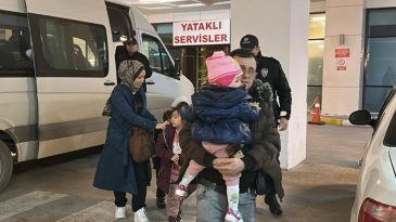 Polisten Ka&ccedil;arken Kaza Yaptı, İ&ccedil;inden 20 Ka&ccedil;ak G&ouml;&ccedil;men &Ccedil;ıktı