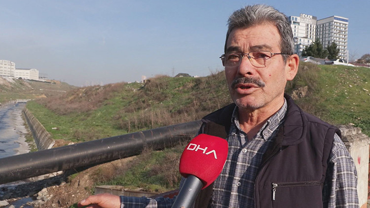 Rengi Kırmızıya D&ouml;n&uuml;şen Dere İstanbulluları Endişelendiriyor