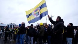 Sadettin Saran'a Destek İ&ccedil;in Fenerbah&ccedil;eli Taraftarlar Adliyede