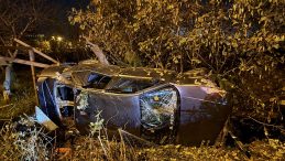 Sakarya'da Ticari Ara&ccedil; ile Otomobil &Ccedil;arpıştı: 5 Yaralı