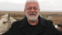 Sanat&ccedil;ı Onur Akın'a Klip &Ccedil;ekiminde At &Ccedil;arptı