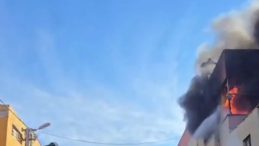 Şanlıurfa'da Yangın Panik Yaratıyor: Halı Yıkama At&ouml;lyesi Alevlere Teslim Oldu!