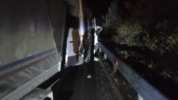 Şanlıurfa&rsquo;da minib&uuml;s tıra arkadan &ccedil;arptı! 9 yaralı