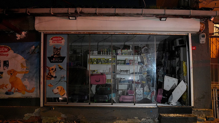 Sarıyer'de Kolonlarında &Ccedil;atlak Oluşan İki Katlı Bina Tahliye Edildi