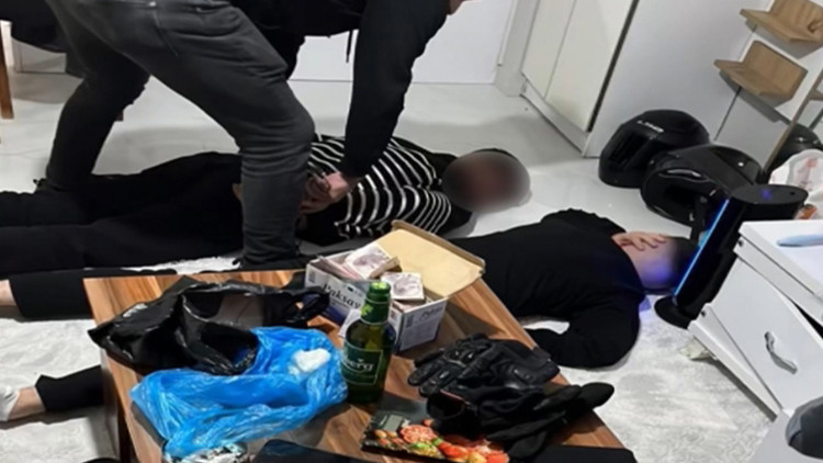 Sarıyer&rsquo;de Rezidansta Uyuşturucu ve Silah Ele Ge&ccedil;irildi; 2 Ş&uuml;pheli Tutuklandı