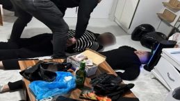 Sarıyer&rsquo;de Rezidansta Uyuşturucu ve Silah Ele Ge&ccedil;irildi; 2 Ş&uuml;pheli Tutuklandı