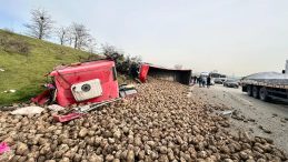 Şeker Pancarı Yüklü TIR Feci Kazaya Sebep Oldu: 2 Araçla Çarpıştı, 1 Kişi Hayatını Kaybetti