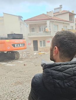 Sındırgı'da Hasarlı Binaların Yıkım Süreci Devam Ediyor: Aileler Gözyaşlarıyla Veda Ediyor!