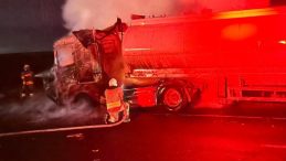 Şırnak'ta Seyir Halindeki Tır Alev Alev Yandı