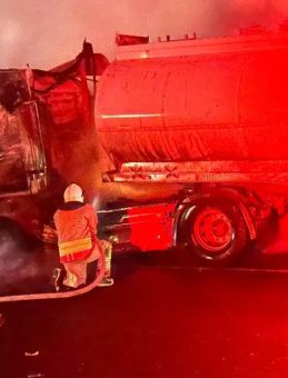 Şırnak'ta Seyir Halindeki Tır Alev Alev Yandı