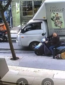 Şişli'de Ayak&uuml;st&uuml; Hırsızlık: Motosikletli Ge&ccedil;erken Taşlama Makinesini B&ouml;yle &Ccedil;aldı!