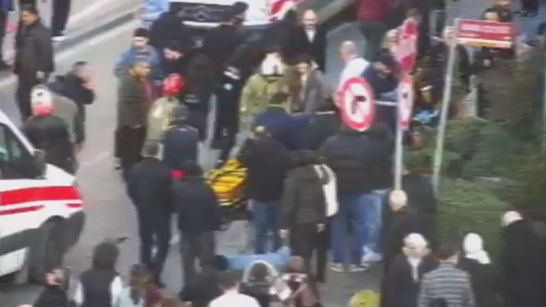 Şişli'de Otomobil Yayalara &Ccedil;arptı; 5 Yaralı