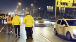 Şişli'de Zincirleme Kazada Otomobille Minib&uuml;s &Ccedil;arpıştı: 1&rsquo;i Ağır 2 Kişi Yaralandı