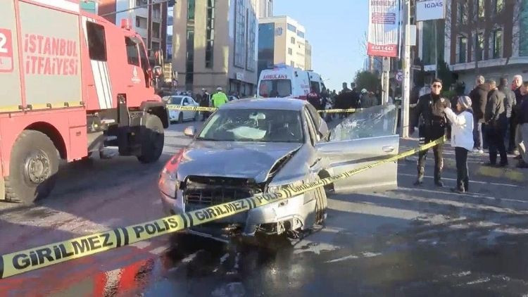 Şişli&rsquo;de Otomobil Yayalara &Ccedil;arptı: 2 Kişi Hayatını Kaybetti, 6 Yaralı