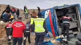 Sivas'ta Cezaevi Nakil Aracı Devrildi: 2'si Ağır 9 Yaralı