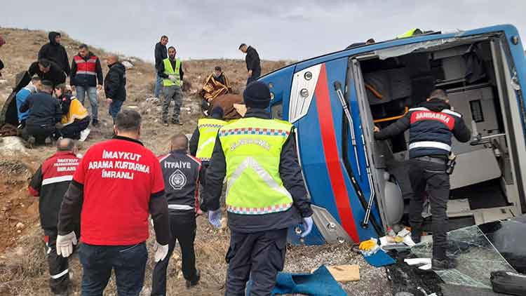 Sivas'ta Cezaevi Nakil Aracı Devrildi: 2'si Ağır 9 Yaralı