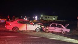 Siverek&rsquo;te Otomobiller Kafa Kafaya &Ccedil;arpıştı: 2&rsquo;si Ağır 7 Yaralı