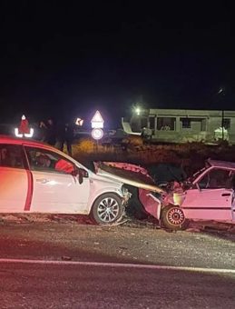 Siverek&rsquo;te Otomobiller Kafa Kafaya &Ccedil;arpıştı: 2&rsquo;si Ağır 7 Yaralı