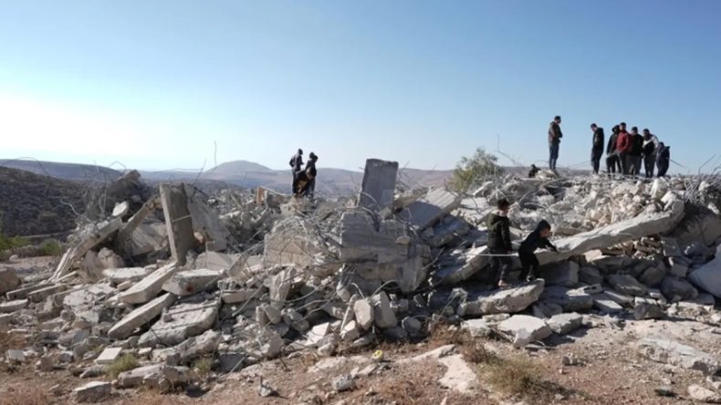 Siyonist İsrail Ordusu Batı Şeria'daki Filistinli Tutuklunun Evini Yıktı