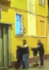 Sokakta N&ouml;bet Ge&ccedil;iren Epilepsi Hastasının Telefonunu &Ccedil;aldılar