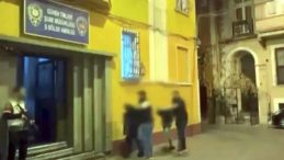 Sokakta N&ouml;bet Ge&ccedil;iren Epilepsi Hastasının Telefonunu &Ccedil;aldılar