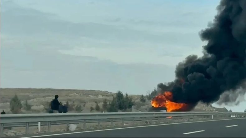 SON DAKİKA: Ankara'da Seyir Halindeki Yolcu Otob&uuml;s&uuml; Alev Alev Yandı