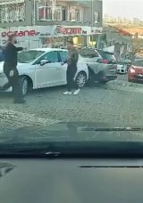 SON DAKİKA: Ataşehir'de aracına &ccedil;arpan otomobilin s&uuml;r&uuml;c&uuml;s&uuml;n&uuml; darp etti