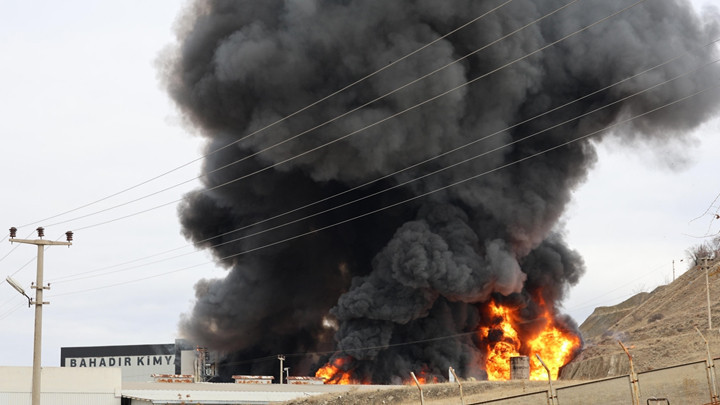 Son dakika! Kırıkkale'de Fabrika Yangını: &Ccedil;ok Sayıda Ekip G&ouml;nderildi