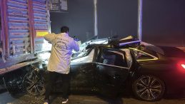 SON DAKİKA | K&uuml;tahya'da feci kaza! Otomobil tıra ok gibi saplandı: 4 kişi feci şekilde can verdi