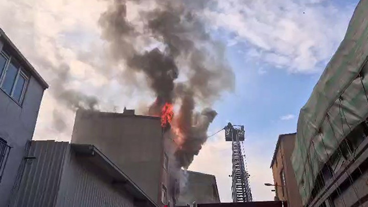 Son dakika… Sultangazi'de bir binanın &ccedil;atısında yangın! &Ccedil;ok sayıda ekip sevk edildi