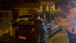 SON DAKİKA… Bursa'da alkollü sürücü trafiği birbirine kattı! Polise direndi tehditler yağdırdı: Bana 50 santimden fazla yaklaşmayın!