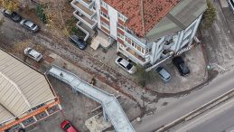 SON DAKİKA… Evlerinin görünürlüğünden rahatsız olan aile mahkemeye başvurdu: Türkiye'nin gündemindeki üst geçit ile ilgili karar verildi