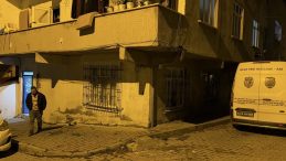 SON DAKİKA&hellip; İstanbul Arnavutk&ouml;y'de gasp dehşeti! Altın d&ouml;viz ne varsa &ccedil;aldılar: Anne ile 4 yaşındaki kızı o halde bulundu!