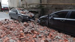 SON DAKİKA&hellip; İstanbul Ey&uuml;psultan'da faciadan d&ouml;n&uuml;ld&uuml;! Herkes deprem oluyor sandı ger&ccedil;ek bambaşka &ccedil;ıktı: Duvarın u&ccedil;tuğunu g&ouml;rd&uuml;k!