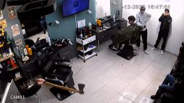 SON DAKİKA&hellip; İstanbul Kağıthane'de berbere baltalı saldırı! Dehşet anları kamerada: Seni keseceğim, &ouml;ld&uuml;receğim&hellip;