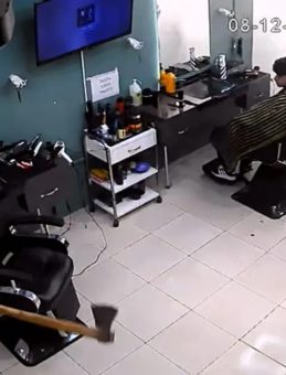 SON DAKİKA… İstanbul Kağıthane'de berbere baltalı saldırı! Dehşet anları kamerada: Seni keseceğim, öldüreceğim…