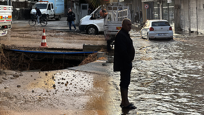 Su Borusu Patladı: Cadde ve Sokaklar G&ouml;l Oldu