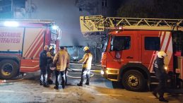 Sultabeyli'de Boya Kaporta D&uuml;kkanında Yangın! 4 Ara&ccedil; Zarar G&ouml;rd&uuml;