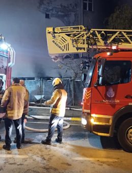 Sultabeyli'de Boya Kaporta D&uuml;kkanında Yangın! 4 Ara&ccedil; Zarar G&ouml;rd&uuml;