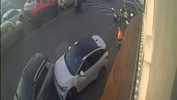 S&uuml;r&uuml;c&uuml;n&uuml;n Fren Yerine Gaza Bastığı Ara&ccedil;, Başka Bir Otomobile &Ccedil;arptı; Kaza Anı Kamerada