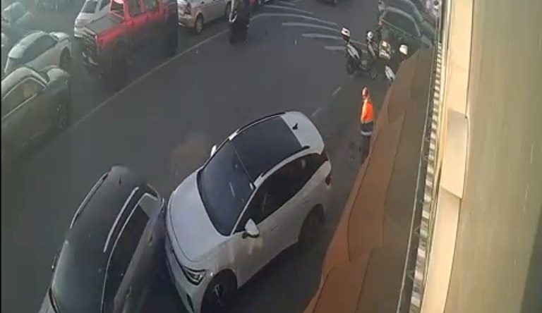 S&uuml;r&uuml;c&uuml;n&uuml;n Fren Yerine Gaza Bastığı Ara&ccedil;, Başka Bir Otomobile &Ccedil;arptı; Kaza Anı Kamerada