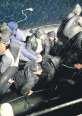 S&uuml;r&uuml;klenen G&ouml;&ccedil;menler Sahil G&uuml;venlik Tarafından Kurtarıldı