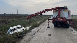 Tarım İş&ccedil;ilerini Taşıyan Minib&uuml;s Sulama Kanalına Devrildi; 18 Yaralı