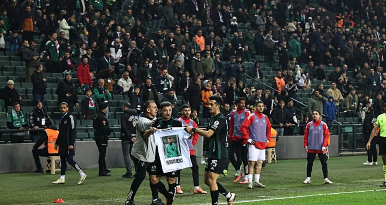 Tayfur Bing&ouml;l, Uğurcan Bek&ccedil;i'nin Tiş&ouml;rt&uuml;n&uuml; A&ccedil;tı!