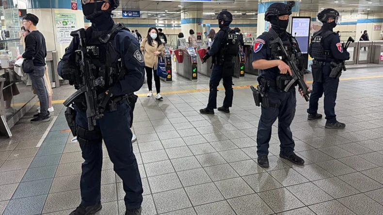 Tayvan'da Sis Bombası ve Bı&ccedil;aklı Saldırıda &Uuml;&ccedil; Kişi Hayatını Kaybetti